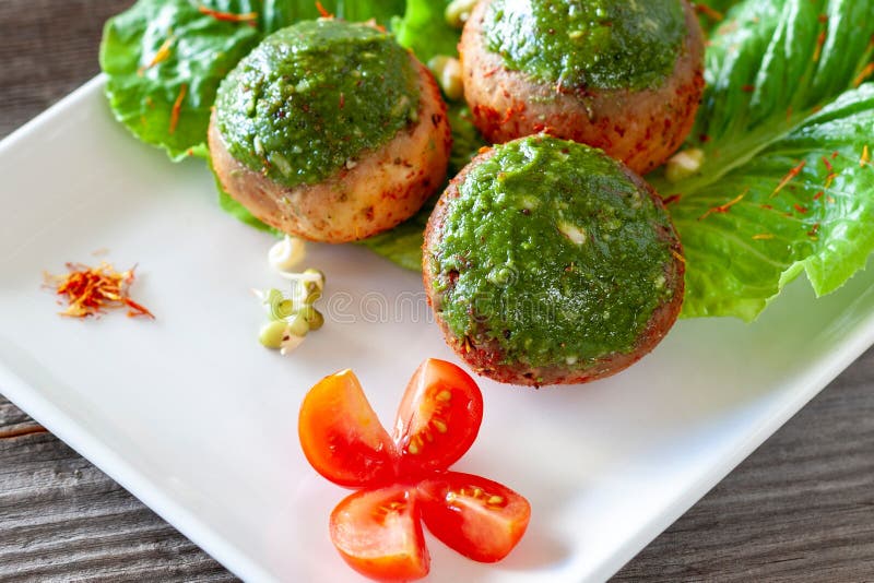 Vegetarische Champignonfleischklöschen mit Pestosoße auf einem Weiß flechten lizenzfreies stockbild Vegetarische Champignonfleischklöschen mit Pestosoße auf einem Weiß flechten lizenzfreies stockbild