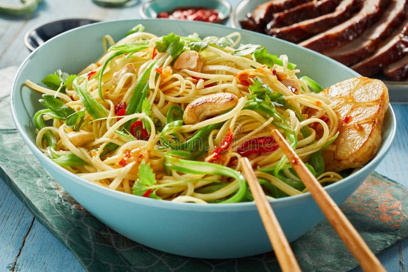 Vegetarische chinesische Nudel-Schüssel mit Essstäbchen lizenzfreie stockbilder Vegetarische chinesische Nudel-Schüssel mit Essstäbchen lizenzfreie stockbilder