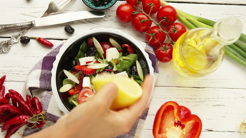 Vegetarische laag - van de de voorbereidings hoogste mening van de calorie het Griekse salade ogenblik van de het citroensaptoevo