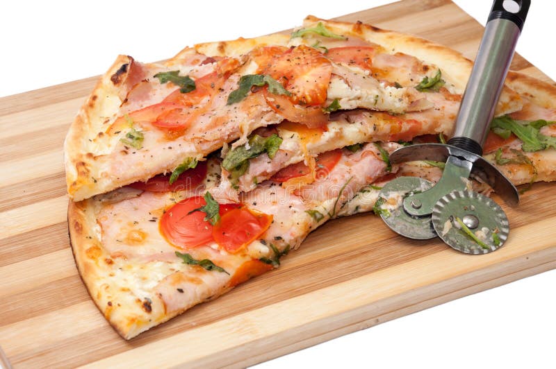 VEGETARISCHE RUCOLA TOMATEN-PIZZA DES TRENNMESSER- stockfotografie VEGETARISCHE RUCOLA TOMATEN-PIZZA DES TRENNMESSER- stockfotografie