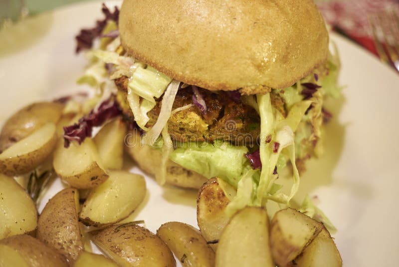 Vegetarischer Burger mit gebratenen Kartoffeln lizenzfreie stockfotografie Vegetarischer Burger mit gebratenen Kartoffeln lizenzfreie stockfotografie