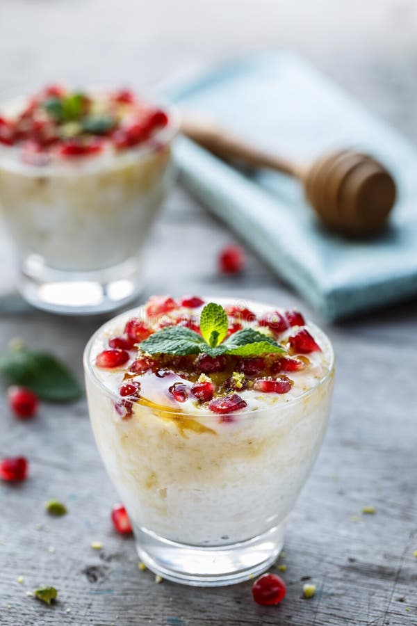 Vegetarischer Reis-Pudding Mit Granatapfel Stockbild - Bild von ... Vegetarischer Reis-Pudding Mit Granatapfel Stockbild - Bild von ...
