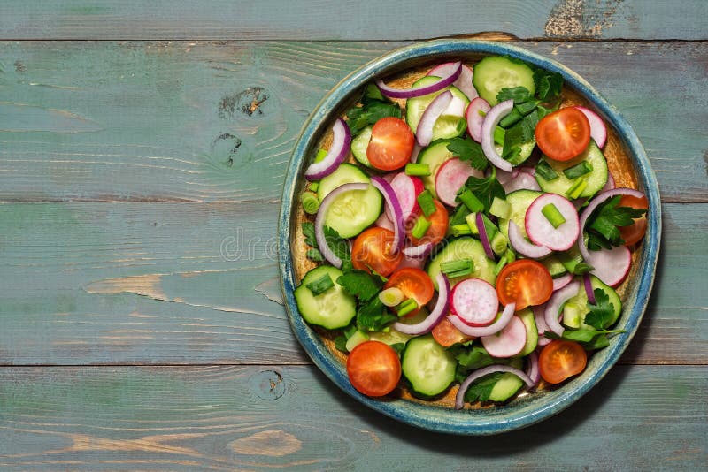 Vegetarischer Salat des Frischgemüses auf einem grünen hölzernen Hintergrund Draufsicht, Kopienraum stockfotografie Vegetarischer Salat des Frischgemüses auf einem grünen hölzernen Hintergrund Draufsicht, Kopienraum stockfotografie