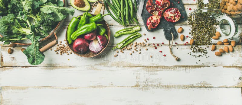 Vegetarisches Lebensmittel des Winters, das Bestandteile über weißem Hintergrund, vertikale Zusammensetzung kocht lizenzfreie stockbilder Vegetarisches Lebensmittel des Winters, das Bestandteile über weißem Hintergrund, vertikale Zusammensetzung kocht lizenzfreie stockbilder