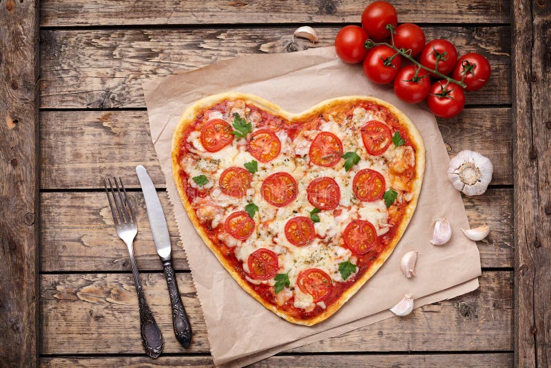Vegetarisk hjärta formad pizzamargherita med arkivbilder Vegetarisk hjärta formad pizzamargherita med arkivbilder