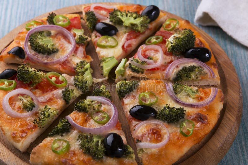 Vegetarisk pizza med broccolitomatost royaltyfri bild Vegetarisk pizza med broccolitomatost royaltyfri bild