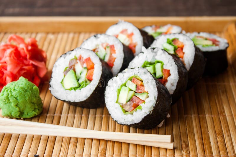 Vegetarisk sushirulle arkivbild Vegetarisk sushirulle arkivbild