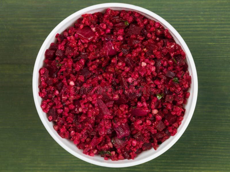 Vegetariskt toppet kornBulgurvete och rödbeta arkivfoton Vegetariskt toppet kornBulgurvete och rödbeta arkivfoton