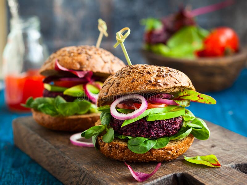Veggierote rübe und Quinoaburger stockfotografie Veggierote rübe und Quinoaburger stockfotografie
