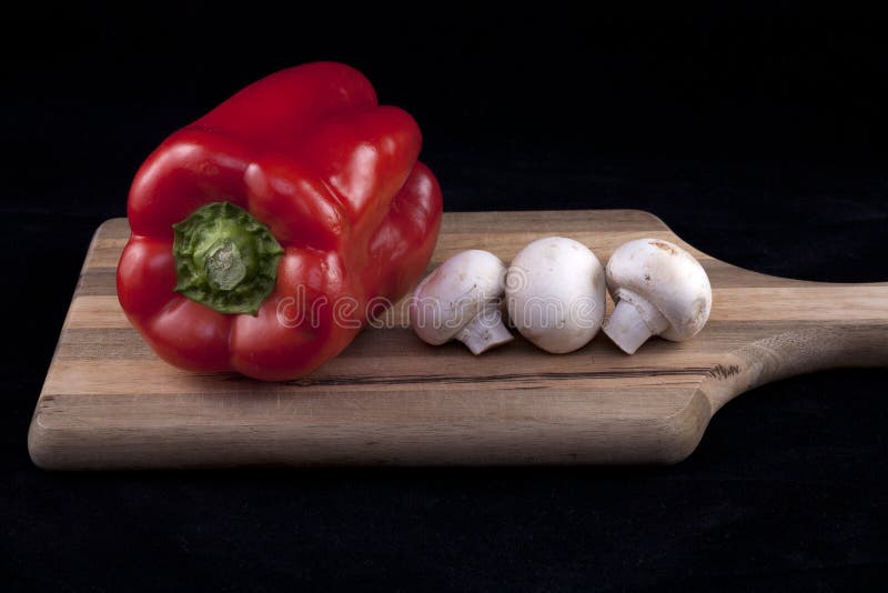 Veggies angezeigt auf Ausschnittvorstand. lizenzfreies stockbild Veggies angezeigt auf Ausschnittvorstand. lizenzfreies stockbild
