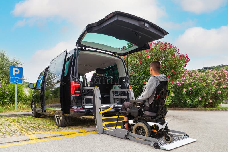 Coche accesible con rampa elevadora para silla de ruedas para personas con  discapacidad.