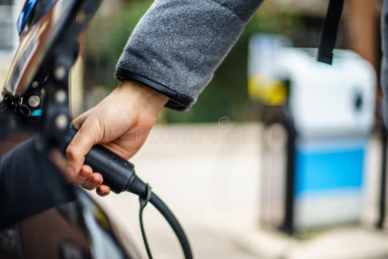 Vehículo eléctrico que carga en la calle, en Reino Unido fotografía de archivo libre de regalías Vehículo eléctrico que carga en la calle, en Reino Unido fotografía de archivo libre de regalías