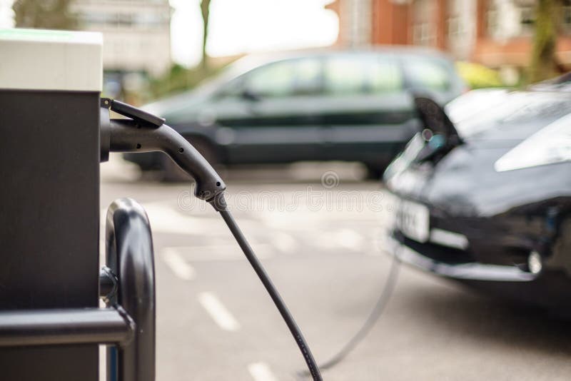 Vehículo eléctrico que carga en la calle, en Reino Unido fotografía de archivo libre de regalías Vehículo eléctrico que carga en la calle, en Reino Unido fotografía de archivo libre de regalías