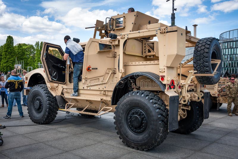 Vehículo Resistente Oshkosh De La Mina Imagen editorial