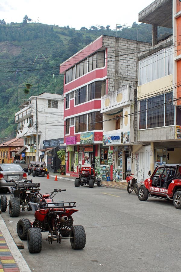 Vehículos del viaje parqueados en Banos, Ecuador imagen de archivo libre de regalías Vehículos del viaje parqueados en Banos, Ecuador imagen de archivo libre de regalías