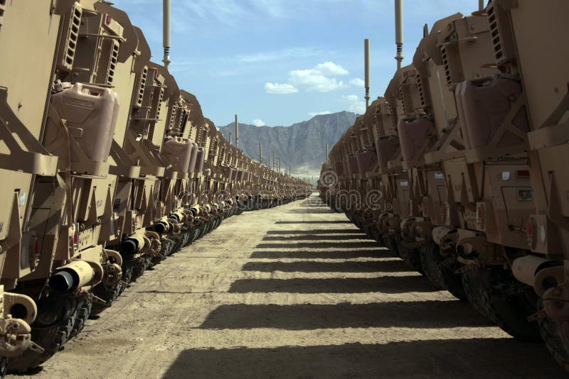 Veicoli blindati pronti per l'emissione nell'Afghanistan fotografia stock Veicoli blindati pronti per l'emissione nell'Afghanistan fotografia stock