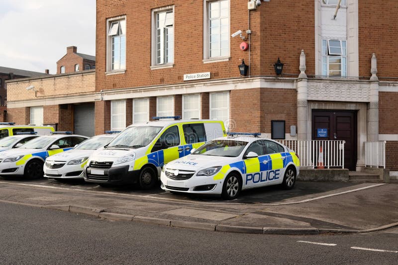 Veicoli di polizia fuori del commissariato di polizia, Regno Unito immagine stock libera da diritti Veicoli di polizia fuori del commissariato di polizia, Regno Unito immagine stock libera da diritti