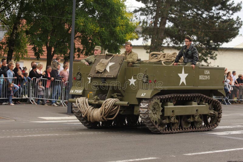 Veicolo militare americano della seconda guerra mondiale che sfoggia per la festa nazionale del 14 luglio, Francia immagine stock Veicolo militare americano della seconda guerra mondiale che sfoggia per la festa nazionale del 14 luglio, Francia immagine stock