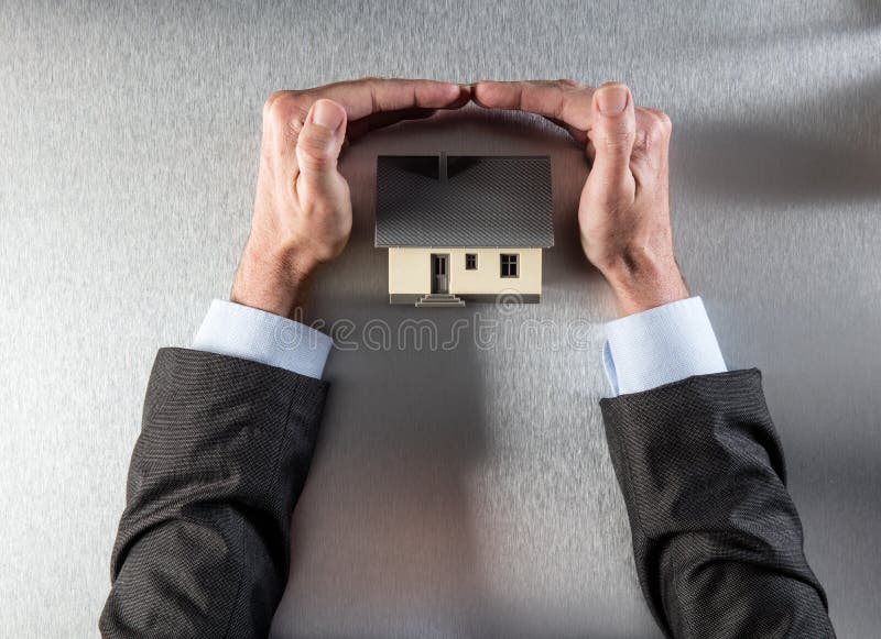 Veilig isolatiehuis met zakenmanhanden die en dak beschermen beveiligen royalty-vrije stock afbeelding Veilig isolatiehuis met zakenmanhanden die en dak beschermen beveiligen royalty-vrije stock afbeelding