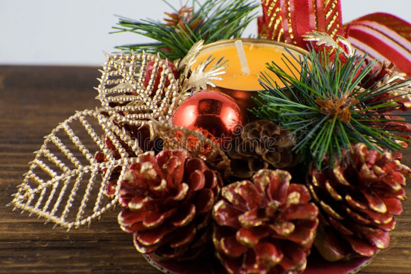Vela anaranjada con la decoración de la Navidad imagen de archivo Vela anaranjada con la decoración de la Navidad imagen de archivo