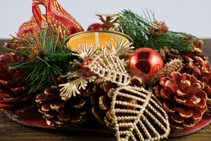 Vela anaranjada con la decoración de la Navidad fotos de archivo libres de regalías Vela anaranjada con la decoración de la Navidad fotos de archivo libres de regalías