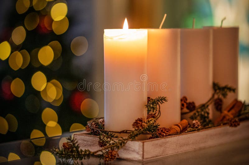 Vela da decoração do Natal para a estação do advento quatro velas de queimadura imagem de stock royalty free Vela da decoração do Natal para a estação do advento quatro velas de queimadura imagem de stock royalty free