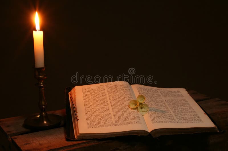 Vela do livro de oração da Bíblia foto de stock Vela do livro de oração da Bíblia foto de stock