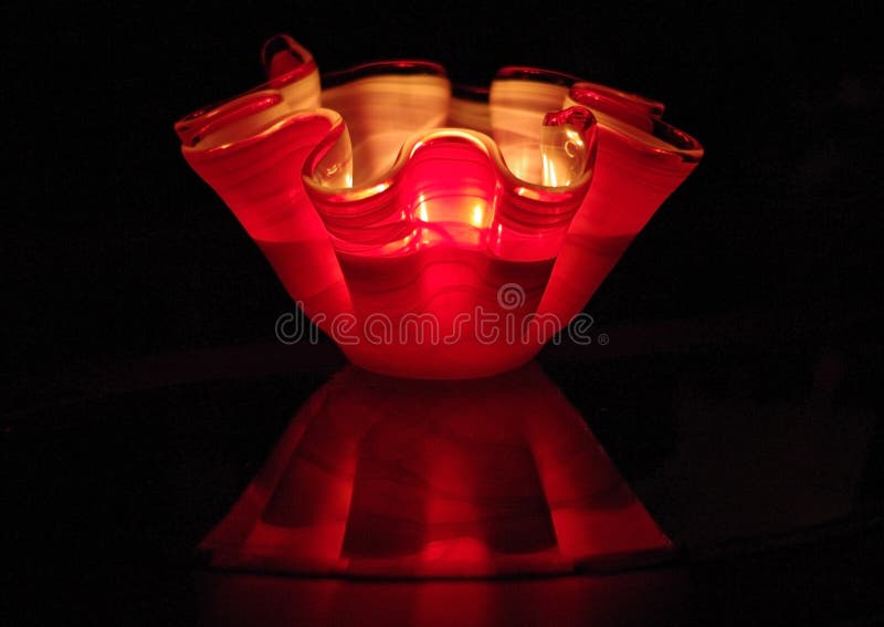 Vela ondulada de cristal moderna en la noche imágenes de archivo libres de regalías Vela ondulada de cristal moderna en la noche imágenes de archivo libres de regalías