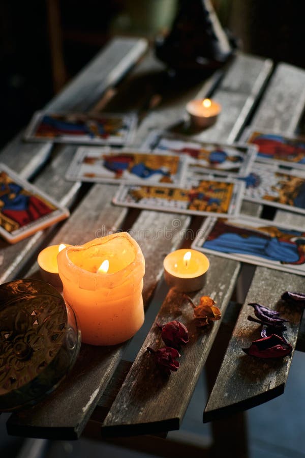 Fechar Um Vidente Da Sorte Lendo Cartões De Tarô Em Uma Mesa Com Toalha De  Mesa Roxa Imagem de Stock - Imagem de jogo, simbolismo: 237378917