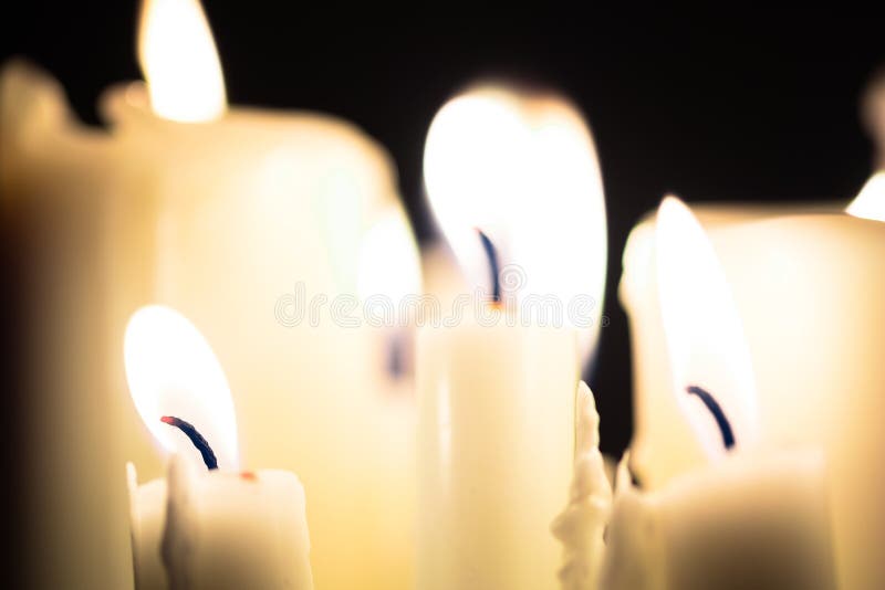 Velas brillando contra fondo oscuro imágenes de primer plano