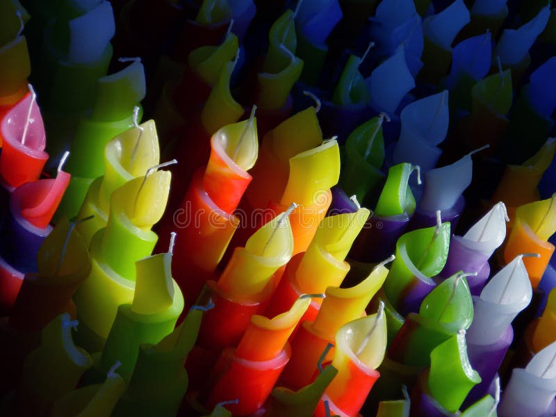 velas coloridas em um mercado foto de stock velas coloridas em um mercado foto de stock