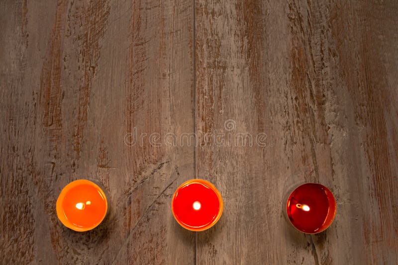 Velas coloridas en los tableros de madera imagen de archivo libre de regalías Velas coloridas en los tableros de madera imagen de archivo libre de regalías