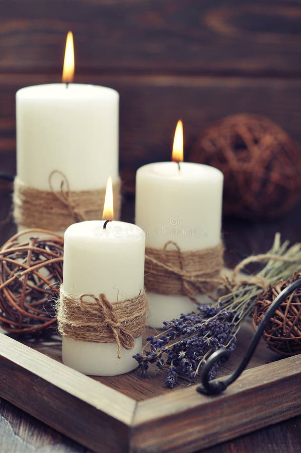 Velas con lavanda imagen de archivo Velas con lavanda imagen de archivo