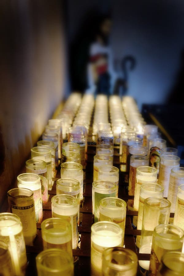 Velas de cristal brillan en la oscuridad oraciones religiosas de la iglesia fotografía de archivo libre de regalías