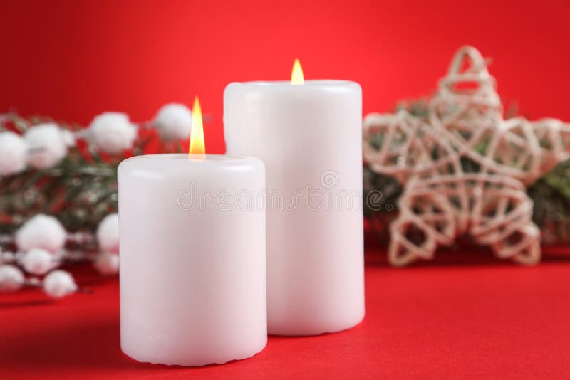 Velas de Navidad con estrella decorativa foto de archivo