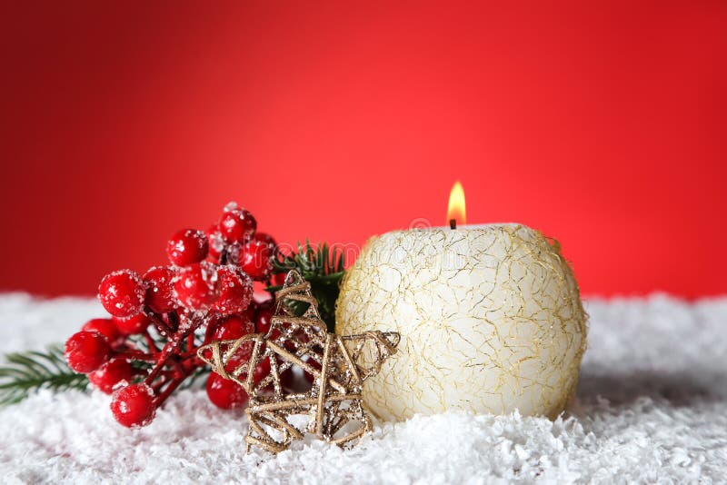 Velas de Navidad con estrella decorativa fotos de archivo