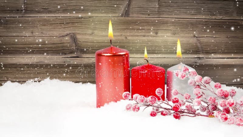 Velas de navidad y ramificación en tablero de madera.