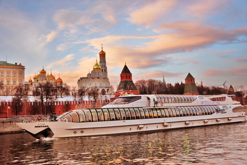 Velas de um iate do cruzeiro ao longo do Kremlin de Moscou Local do patrim?nio mundial do Unesco imagens de stock Velas de um iate do cruzeiro ao longo do Kremlin de Moscou Local do patrim?nio mundial do Unesco imagens de stock