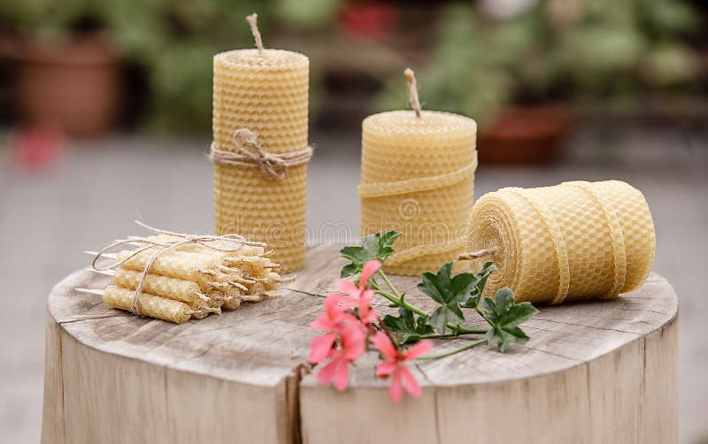 Velas Decorativas Hechas De Cera De Abejas. Velas De Abejas Grupales. Foto  de archivo - Imagen de tarjetas, abejas: 187873476