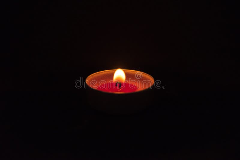 Velas do fogo no fundo preto fotos de stock Velas do fogo no fundo preto fotos de stock