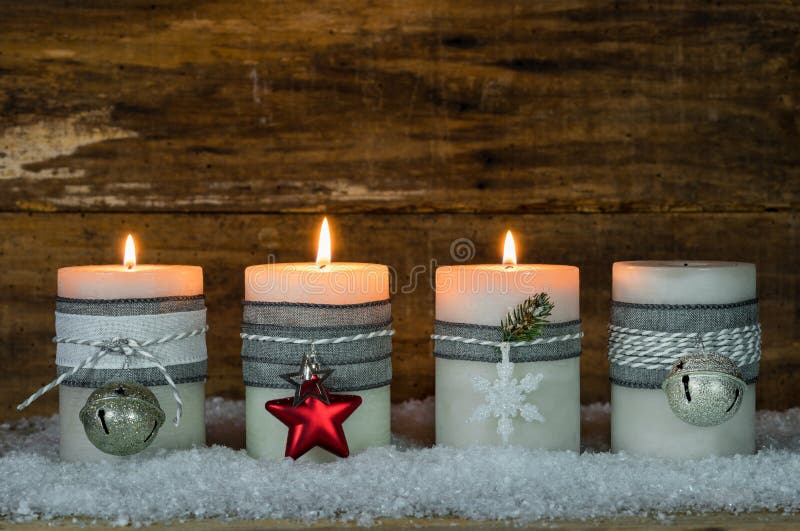 Velas do Natal decoradas com os ornamento para Advent Season imagens de stock royalty free Velas do Natal decoradas com os ornamento para Advent Season imagens de stock royalty free