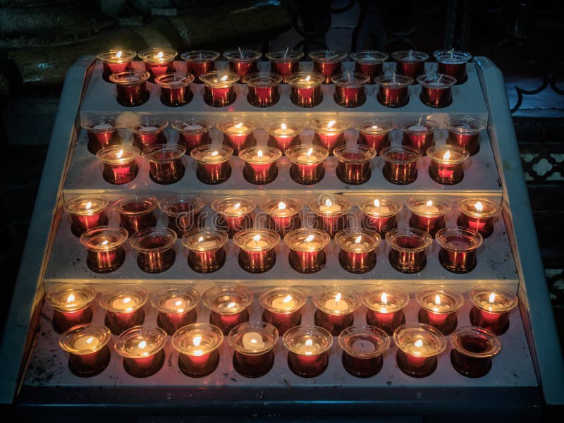 Velas en el duomo de la catedral en Orvieto Umria, Italia foto de archivo Velas en el duomo de la catedral en Orvieto Umria, Italia foto de archivo