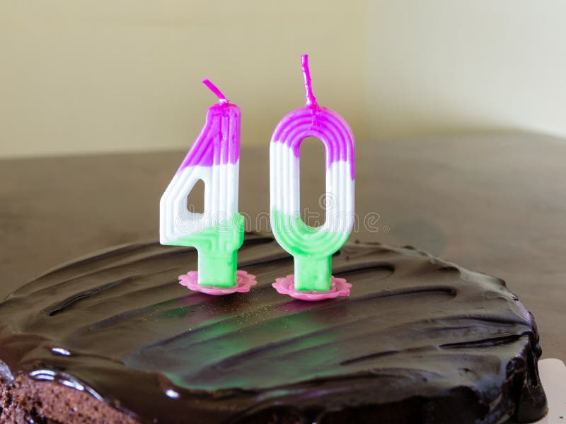 40 velas en la torta de cumpleaños del chocolate fotos de archivo libres de regalías 40 velas en la torta de cumpleaños del chocolate fotos de archivo libres de regalías