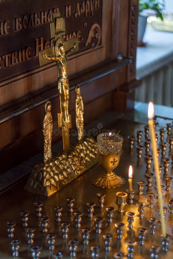 Velas Encendidas En La Iglesia Ortodoxa. Cristianismo. Icono. Religión.  Símbolo De Fe Foto de archivo - Imagen de velas, fondo: 219024022