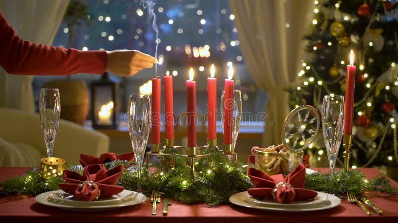 Velas femeninas de la Navidad de las luces de la mano Ajuste rojo festivo de la tabla con la guirnalda