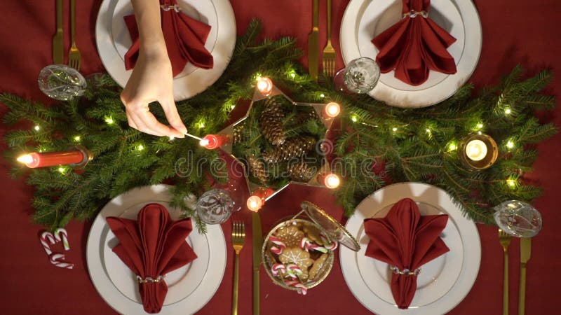 Velas femeninas de la Navidad de las luces de la mano Ajuste rojo festivo de la tabla con la guirnalda