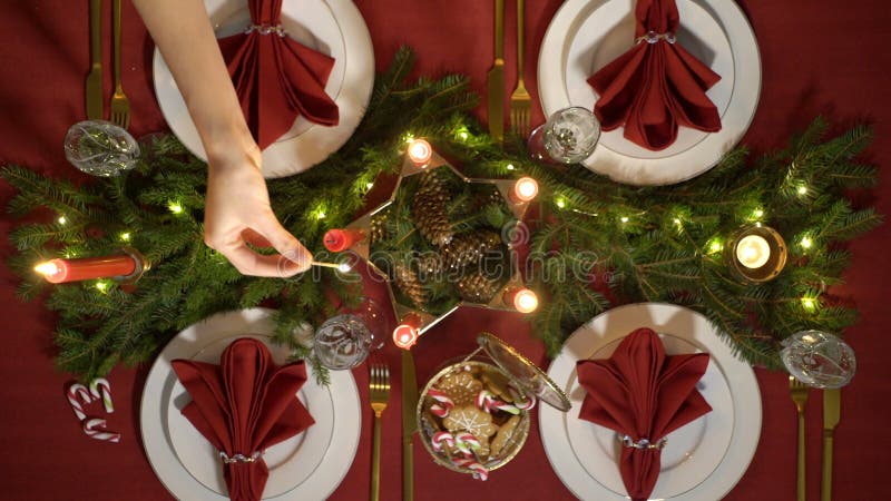 Velas femeninas de la Navidad de las luces de la mano Ajuste rojo festivo de la tabla con la guirnalda