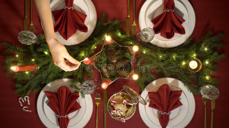 Velas femeninas de la Navidad de las luces de la mano Ajuste rojo festivo de la tabla con la guirnalda