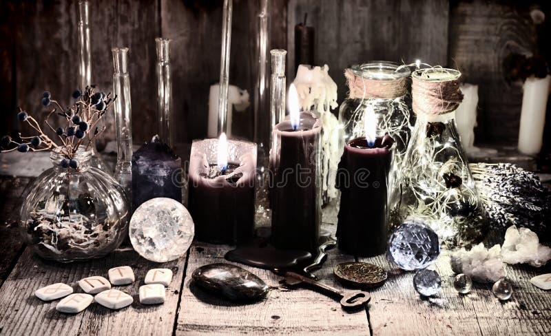 Velas Negras Con Las Runas, Los Cristales, Vieja Llave, Las Hierbas  Curativas Y Los Objetos Rituales Mágicos Imagen de archivo - Imagen de  objetos, laboratorio: 109978903