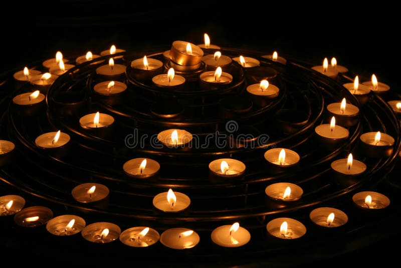 Velas no Notre Dame de Paris imagem de stock Velas no Notre Dame de Paris imagem de stock